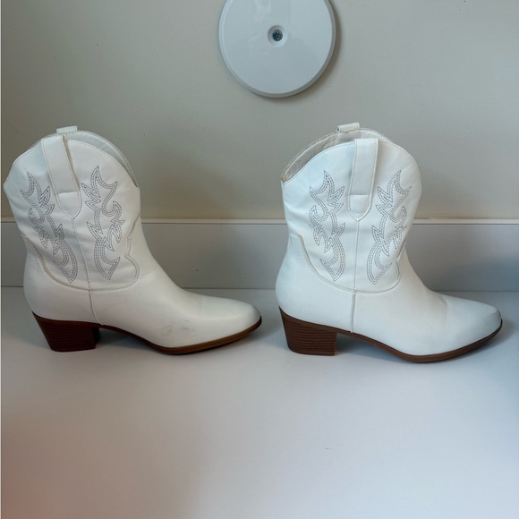 Shoes - White Faux-Leather Cowboy Boot. Size 39. Excellent Condition.